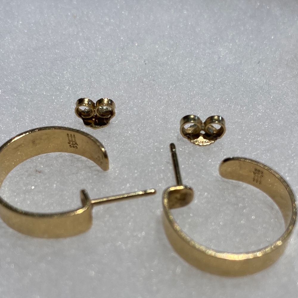Elegant James Avery  14k Gold Hoop Earrings